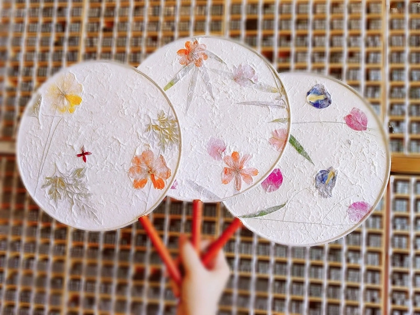 The production process of handmade round fans