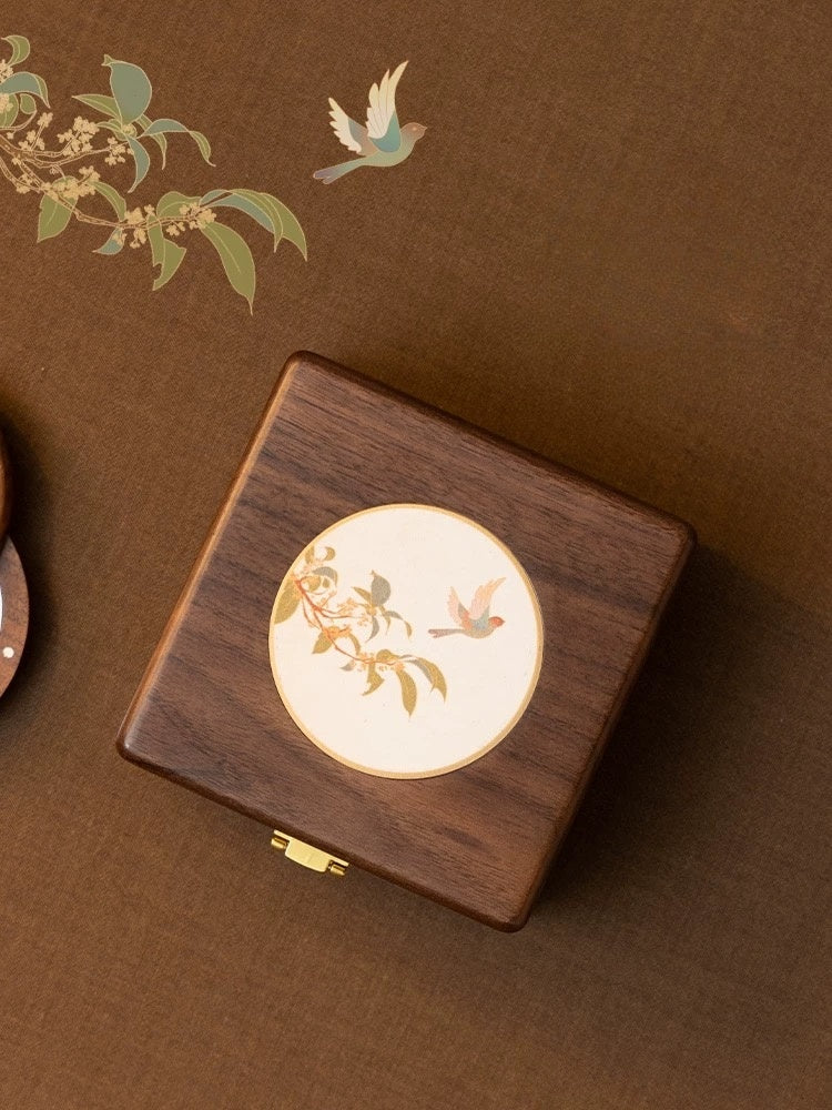 Portable compact jewelry box